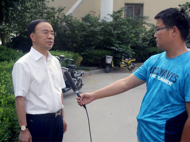 山東天意機械董事長劉洪彬作為基層共產(chǎn)黨員，今天接受了當(dāng)?shù)赜浾叩牟稍L