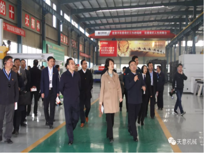 濟(jì)寧市委常委、組織部部長孔凡萍帶領(lǐng)全市“兩新”組織黨建工作現(xiàn)場觀摩團(tuán)蒞臨天意機(jī)械調(diào)研指導(dǎo)
