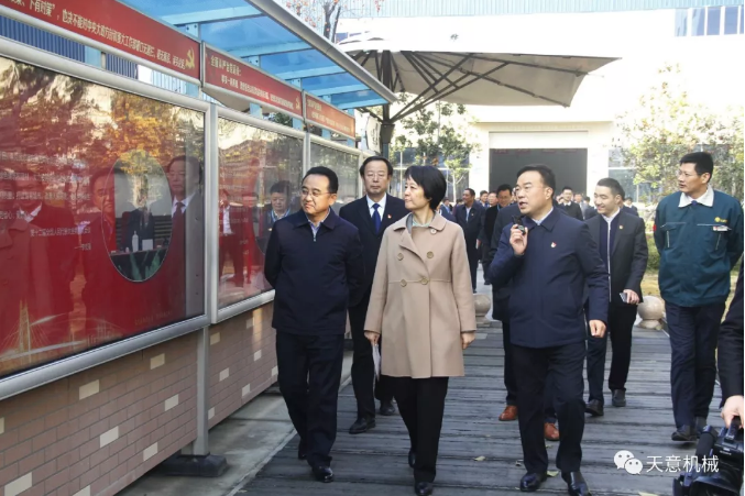 濟(jì)寧市委常委、組織部部長孔凡萍帶領(lǐng)全市“兩新”組織黨建工作現(xiàn)場觀摩團(tuán)蒞臨天意機(jī)械調(diào)研指導(dǎo)